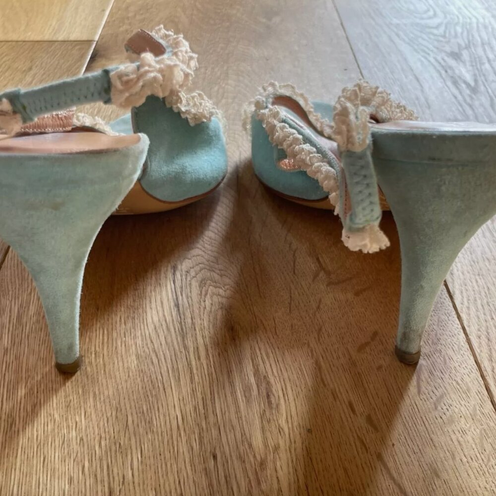 Very demure...very delicate!  Vintage Dolce & Gabbana suede and lace heels, 40 - Picture 7 of 10